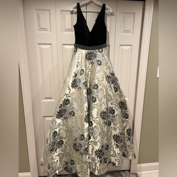 Dresses & Skirts - Gown